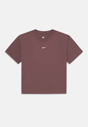 Kratka rjava obrezana Nike majica z okroglim izrezom in majhnim belim Nike logotipom Swoosh, ki je nameščen na sredini prsi.