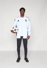 adidas Performance MANCHESTER UNITED 25/26 COMPETITION ALL WEATHER JACKET - Klupska odjeća - white/aurora plum/black