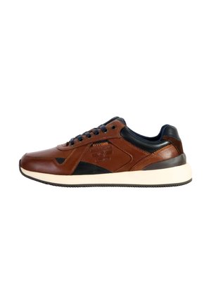 Baskets en cuir marron avec des accents noirs, bout arrondi, laçage à l'avant et semelle blanche. Présente un logo embossé sur le côté.