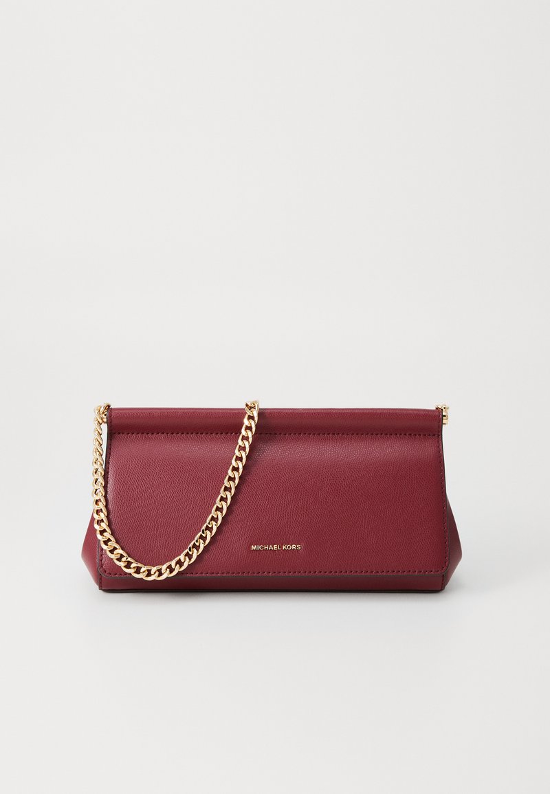 Pochette en cuir bordeaux Michael Kors avec chaîne dorée et logo, en forme rectangulaire, au design structuré sur fond blanc uni.