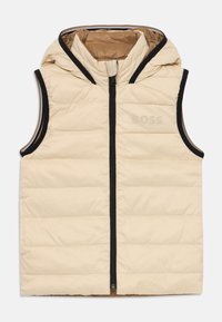Beige puffer vest med hette, glidelås lukking og svart trim. Har quiltet tekstur og preget logo på brystet. Lett design.
