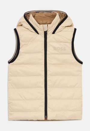 Beige puffer vest med hette, glidelås lukking og svart trim. Har quiltet tekstur og preget logo på brystet. Lett design.
