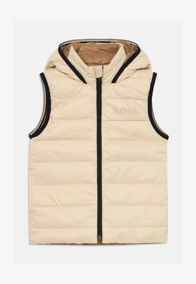 Colete puffer bege com capuz, fecho zip e acabamentos a preto. Apresenta textura acolchoada e logotipo em relevo no peito. Design leve.