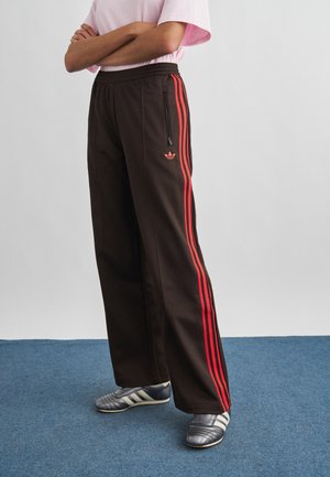 adidas Originals CLASSIC - Joggebukse - aurora coffee/semi lucid red