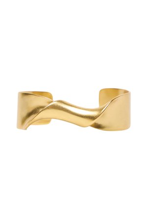 Bracelet en or avec un design torsadé, une texture lisse et une finition polie. Les extrémités sont légèrement arrondies, mettant en valeur sa forme sculpturale.