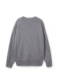 Šedý pletený svetr s kulatým výstřihem, žebrovanými manžetami a spodním lemem. Měkká textura, volný střih a žádné viditelné vzory nebo dekorace.