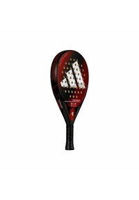 Raquette de padel avec un design noir et rouge, présentant une surface texturée, des trous ronds et des accents de logo bien visibles.