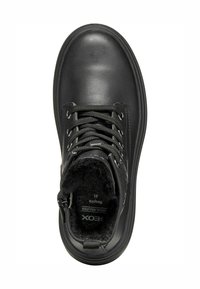 Botín negro de cuero hasta el tobillo con punta redonda, cuello acolchado, parte frontal con cordones, cremallera lateral y suave forro de piel de lujo visible en el interior.