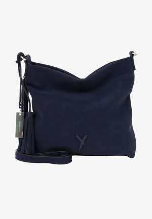 Sac bandoulière bleu marine avec un pompon et une étiquette argentée, tissu texturé, sangle réglable et logo cousu sur le devant.