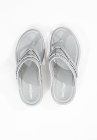 Minnetonka Sandali Donna Silverthorne Prism – Con Ornamenti Metallici Colorati