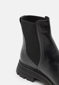 Marco Tozzi Stivaletti con plateau - black