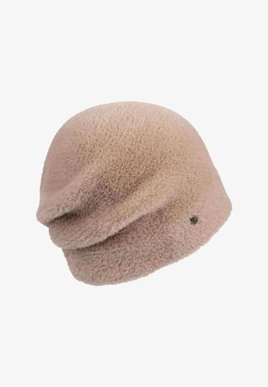 Chapeau en beret doux, en peluche, de couleur rose clair, avec une coupe décontractée et un petit logo circulaire métallique sur le côté.