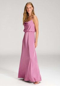 Długa różowa satynowa sukienka z kapturem i cienkimi ramiączkami, płynna sylwetka, gładka textura i długość sięgająca do kostek.