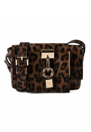 Sac à bandoulière marron et noir à imprimé léopard avec sangle réglable, fermoir en métal doré et breloque décorative sur le rabat avant.