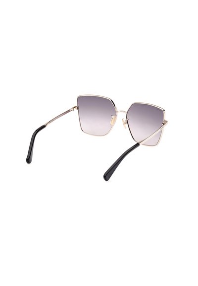 Sluneční brýle s hexagonálním tvarem; gradientní šedé čočky; stříbrný kovový rám; černé acetátové nožičky; minimalistický design s lesklými akcenty.