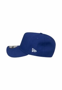 Blaue Baseballkappe mit flacher Krempe, auf der Seite mit einem kleinen weißen Logo bestickt und einem Aufkleber auf der Krempe.