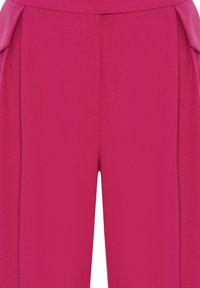 Pantalons fuchsia en tissu lisse, avec des plis sur les côtés et une coupe ajustée. Comprend une poche devant sur le côté droit.