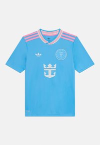 Camiseta deportiva azul clara con franjas rosas horizontales en el cuello, logo en la parte frontal y tejido texturizado. Cuenta con tecnología que absorbe la humedad.