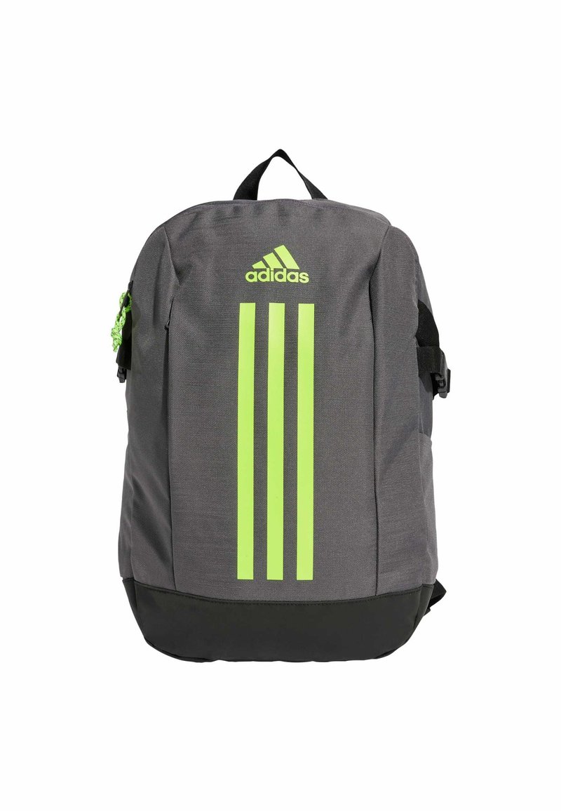 Grijze rugzak met drie verticale neon groene strepen, Adidas-logo aan de bovenkant, een voorvak met rits en verstelbare zwarte schouderbanden.