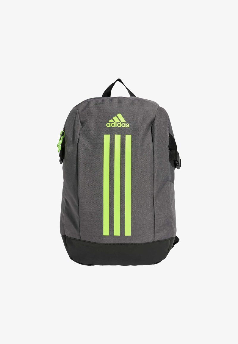 Sac à dos gris avec trois rayures verticales vert fluo, logo Adidas en haut, poche zippée à l'avant et bretelles noires ajustables.