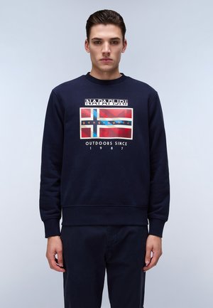Marineblauwe sweatshirt met ronde hals, voorzien van een geprinte afbeelding van de Britse vlag. De tekst bevat "NAPAPIJRI" en "OUTDOORS SINCE 1987."