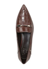 Puntige bruine loafer met krokodillen-ingeprente leren patroon en een slanke metalen strook over de bovenkant.