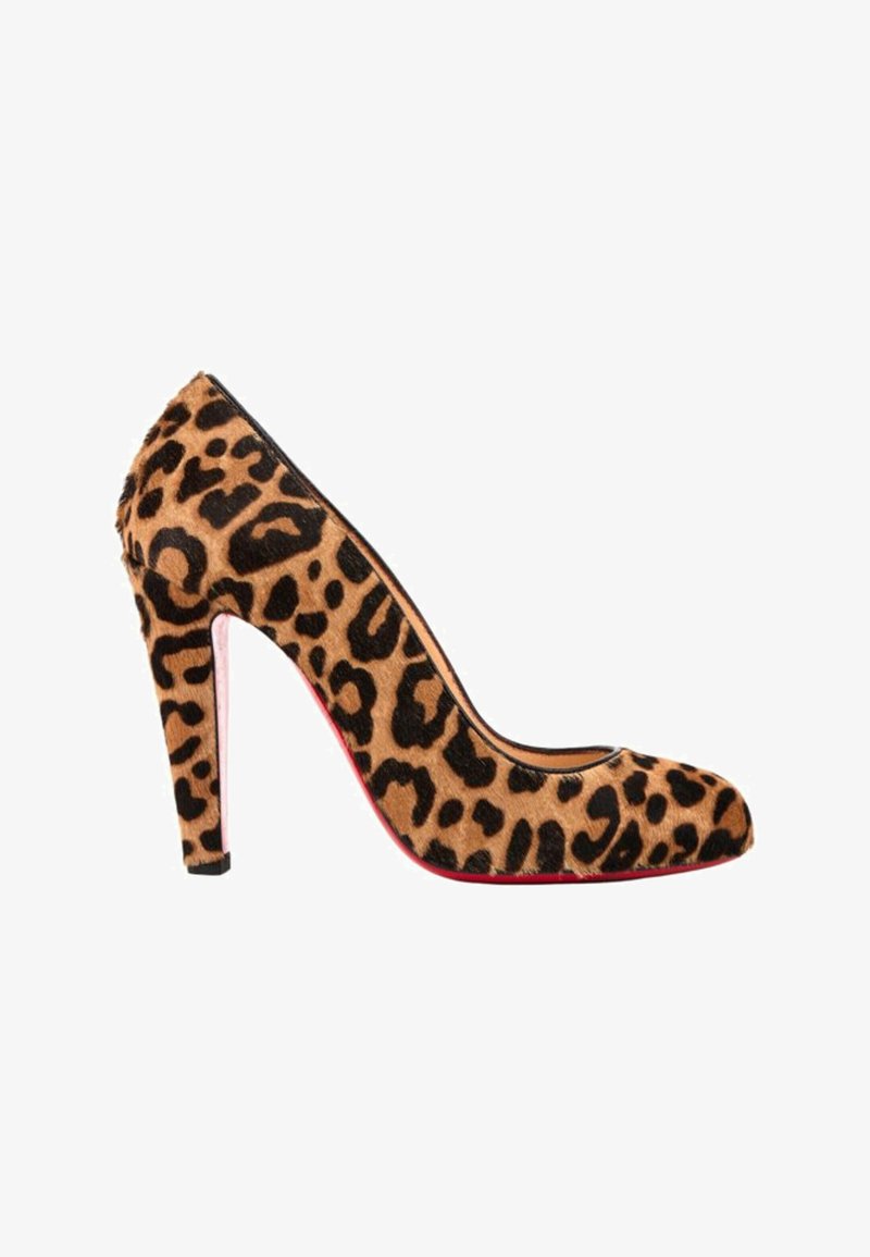 Escarpin féminin à talon haut avec motif léopard et semelle fine rouge, présenté de profil gauche sur fond blanc.