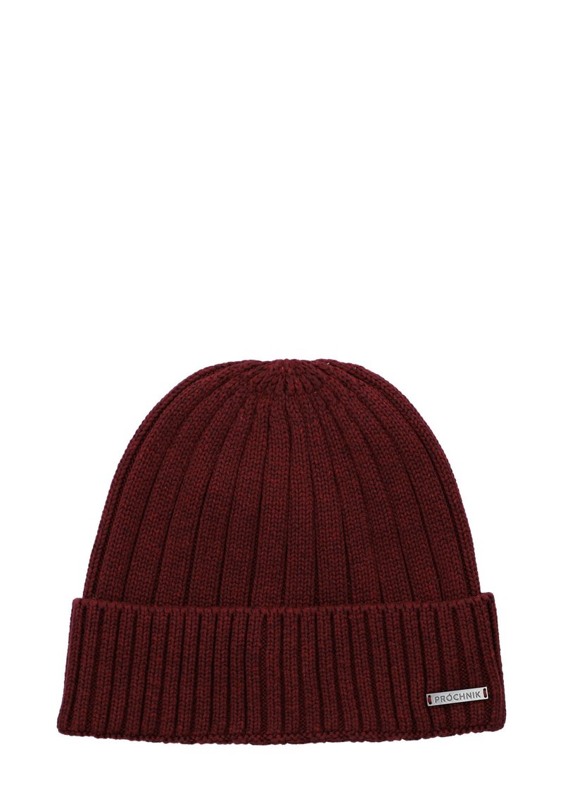 Bordowa dziana czapka z prążkowanym wzorem, z podwiniętym brzegiem i małą metką z logotypem przeszytą z boku.
