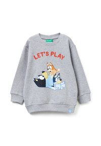 Sudadera gris para niños con perros de dibujos animados apilados jugando y texto en rojo "LET'S PLAY" sobre la ilustración en el frente.
