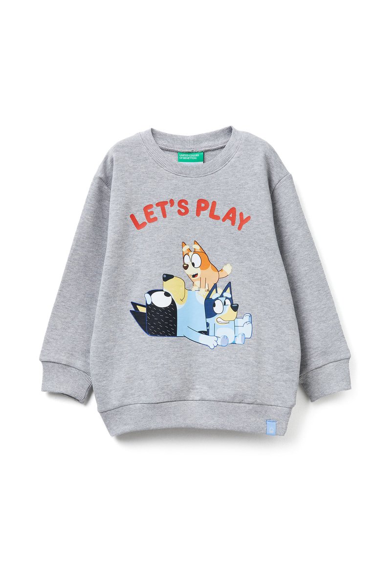 Sudadera gris para niños con perros de dibujos animados apilados jugando y texto en rojo "LET'S PLAY" sobre la ilustración en el frente.