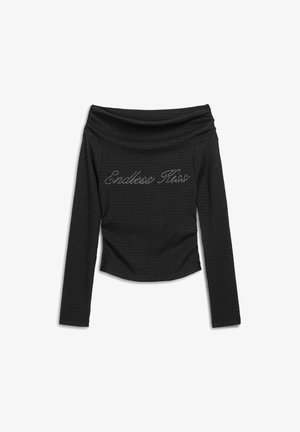 Zwarte off-shoulder top in geribbelde textuur met lange mouwen. Bevat "Endless Kiss" in cursief, versierd met strass.