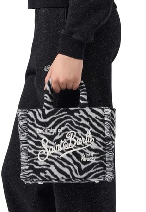 Zebra-gestreepte draagtas met franjes, in grijs en zwart, met witte geborduurde tekst: "Dromen van Saint Barth Winterparadijs."