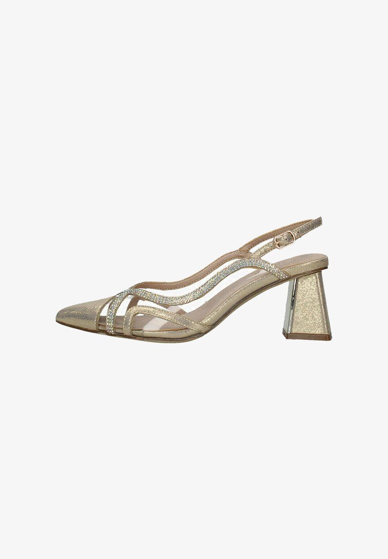 Scarpa con tacco a stiletto in oro metallico con accenti glitterati, caratterizzata da una punta affilata e un tacco a blocco con superficie texturizzata.