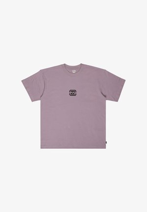 T-shirt violet à manches courtes et col rond avec un petit logo carré noir représentant des vagues stylisées, centré sur la poitrine.