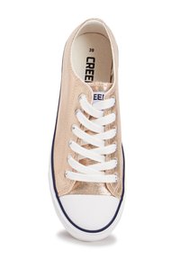 Sneaker rosa oro metallico con lacci bianchi, punta arrotondata, suola in gomma e accento blu navy attorno alla base; texture piatta, misura 39.