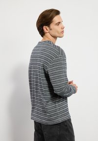 Pier One Pikkade varrukatega topp - navy