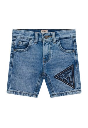 Shorts di jeans blu con tasche frontali, passanti per cintura, chiusura con bottone e una toppa triangolare con il logo Guess sulla gamba destra.