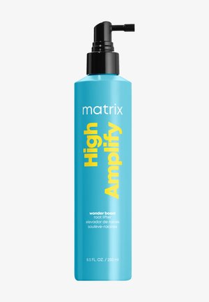 Blauwe Matrix High Amplify wortellifter sprayfles met zwarte pomp, 250 ml, op witte achtergrond.