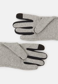 Γκρίζα υφασμάτινα γάντια με μαύρες λεπτομέρειες, που διαθέτουν πέντε δάχτυλα, μαλακή υφή και ευαίσθητα στην αφής άκρα στον αντίχειρα και το δείκτη.