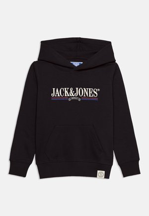 Czarna bluza z kapturem z logo "JACK&JONES" w białym tekście na wysokości klatki piersiowej, kieszeń typu kangur przednia oraz mała biała naszywka w pobliżu dolnego brzegu.