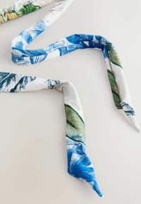 Kék és zöld levélmintás anyagból készült fejpánt, rugalmas húzott résszel az állítható illeszkedésért.