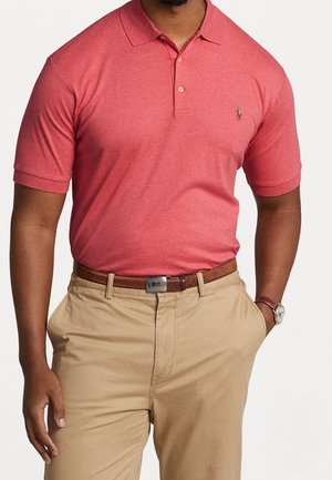 Koszulka polo z krótkim rękawem w odcieniu czerwonawo-różowym, z kołnierzykiem, plisą na trzy guziki oraz małym haftowanym logo na lewej piersi.