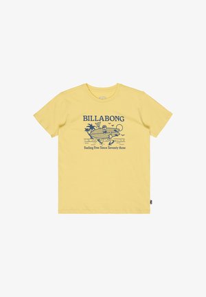 Żółty t-shirt z krótkim rękawem z niebieską grafiką uśmiechającego się bohatera na desce surfingowej, palmą, ptakami i tekstem "BILLABONG Feeling Free Since Seventy three."