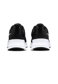 Chaussures de sport noires avec un dessus lisse et texturé, semelles blanches et semelle extérieure en caoutchouc noir. Équipées d'une languette et de détails perforés.