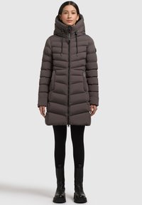 Donsjack in donkergrijs met een ritssluiting, een capuchon en geribbelde accenten. Heeft een gewatteerde textuur en horizontale vulling.