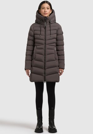 Dunjacka i mörkgrått med dragkedja fram, huva och ribbade detaljer. Har en quiltad struktur och horisontell stoppning.