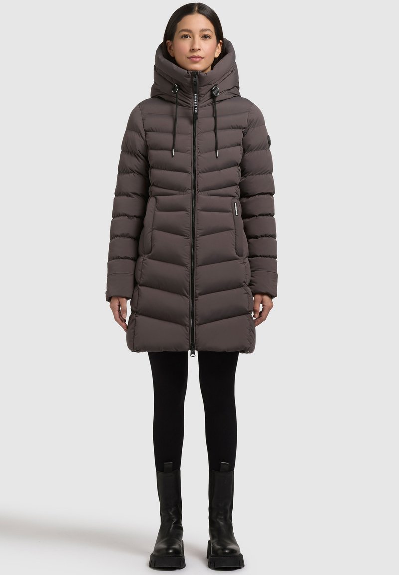 Donsjack in donkergrijs met een ritssluiting, een capuchon en geribbelde accenten. Heeft een gewatteerde textuur en horizontale vulling.