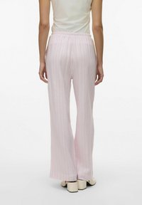 Ljust rosa, vida byxor med en texturerad, krinklad tyg, featuring en bekväm elastisk midja och subtila vertikala ränder.