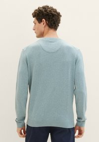 Lichtblauwe, lange mouwen sweatshirt met een ronde capuchon en geribde manchetten en onderkant. Zachte textuur en casual pasvorm, minimale ontwerpelementen.