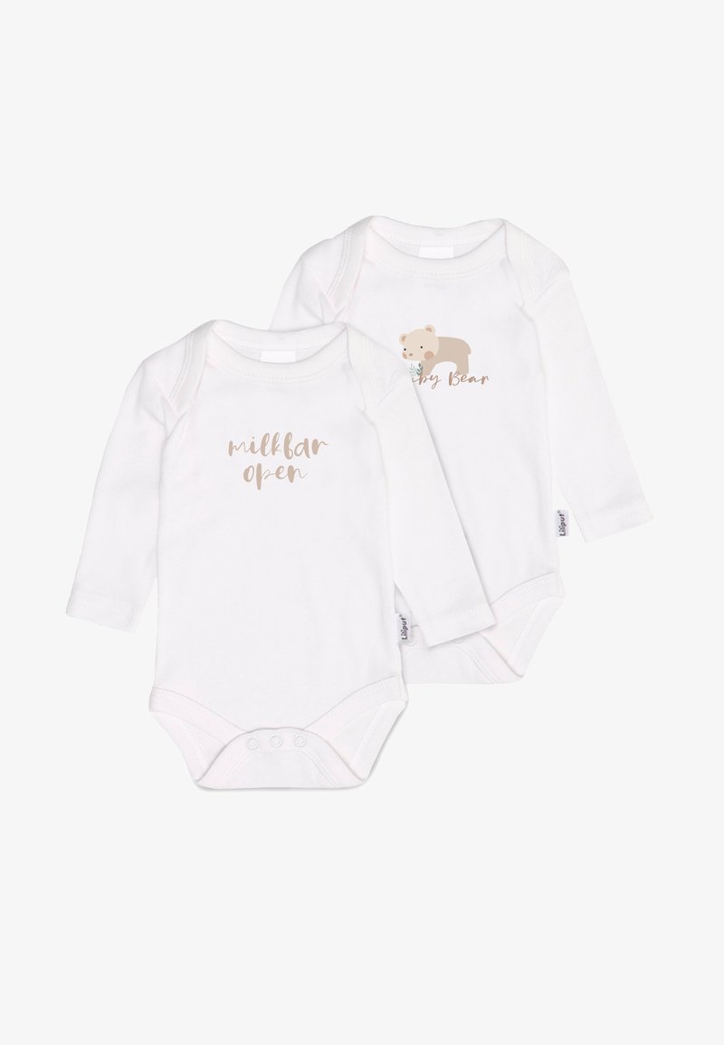 Zwei weiße Langarmbabybodysuits, einer mit dem Text "Milchbar geöffnet" und der andere mit einem Bärendesign. Beide haben Druckknöpfe.